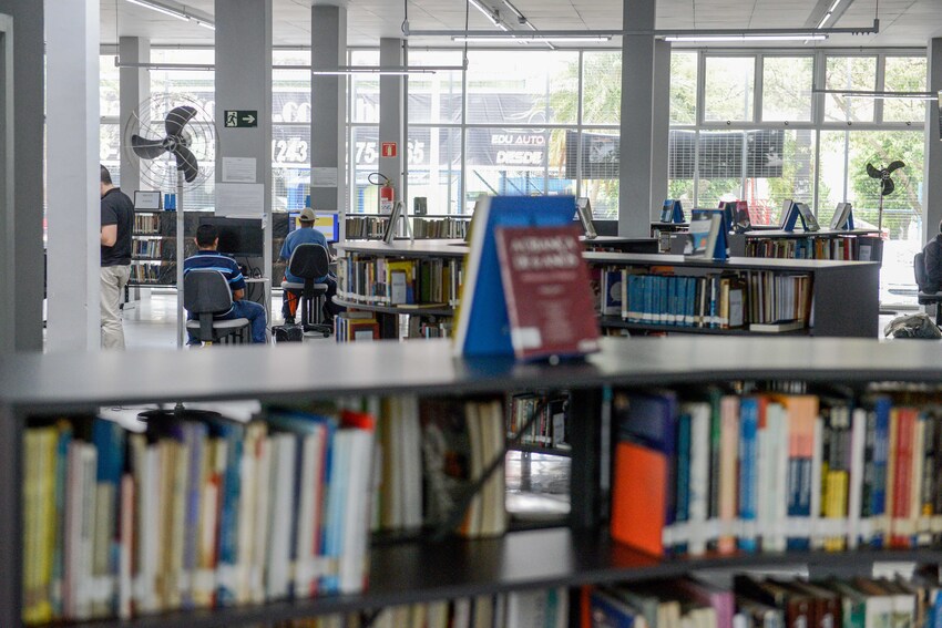 Biblioteca: Acervo gratuito conta com 44 mil títulos disponíveis para empréstimo à população nos formatos digital e em áudio. Foto: Divulgação/PSBC