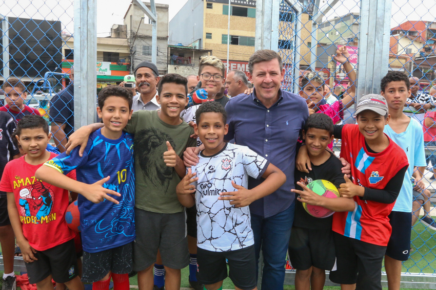 prefeito Orlando Morando e crianças