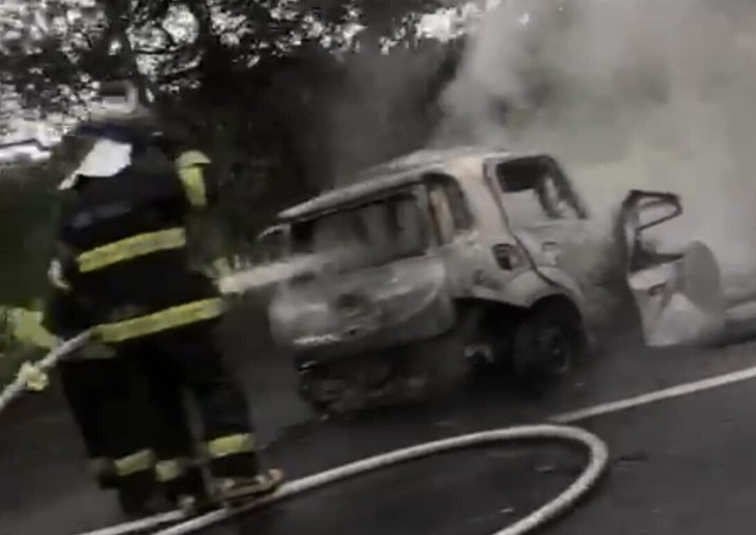 bombeiros apagam chamas de carro