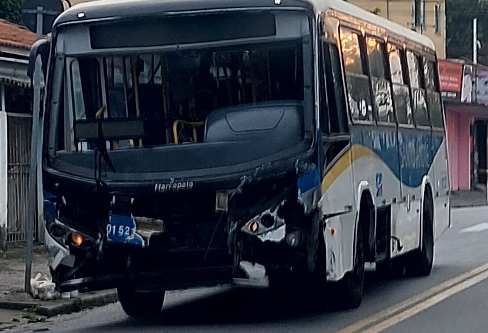 ônibus colidido na rua Nepal