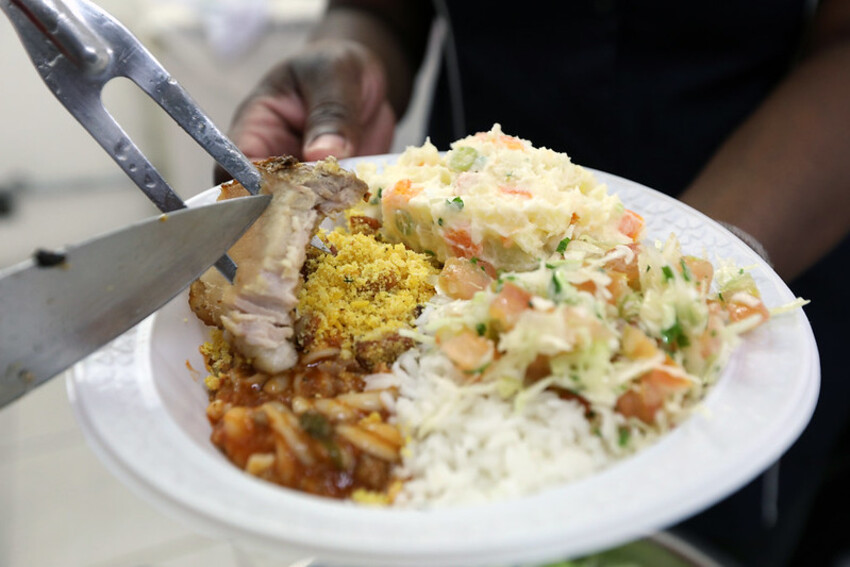 Centro Pop de Diadema promove almoço de Natal a moradores de rua