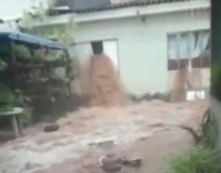 Após fortes chuvas, 3 casas são interditadas em São Bernardo; Veja vídeo