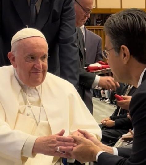 Em encontro com governador Rodrigo Garcia, Papa diz que reza pela saúde de Pelé