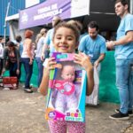 criança com brinquedo doado