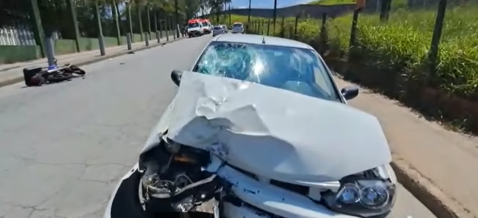 acidente de trânsito entre carro e moto