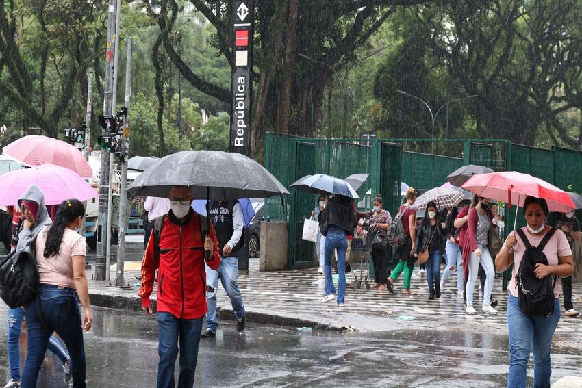 pessoas com guarda-chuva