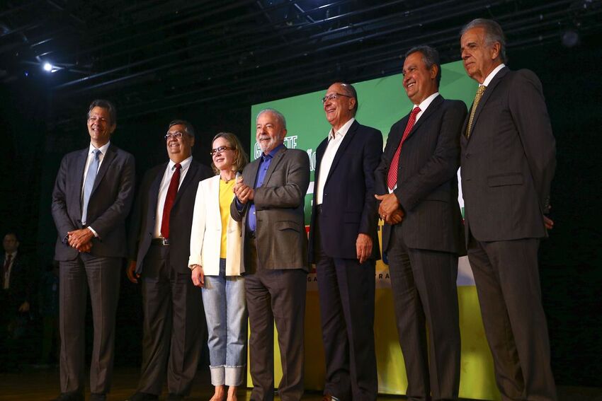 Lula e cinco ministros anunciados