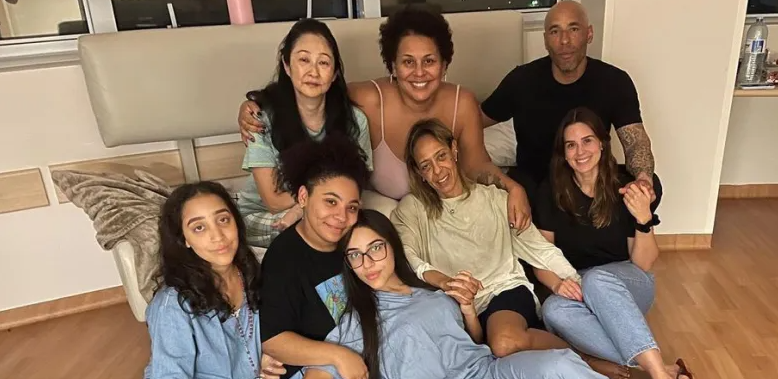 Família de Pelé se reúne no hospital para celebrar o Natal