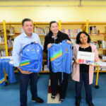 Prefeito Orlando Morando com uniformes escolares