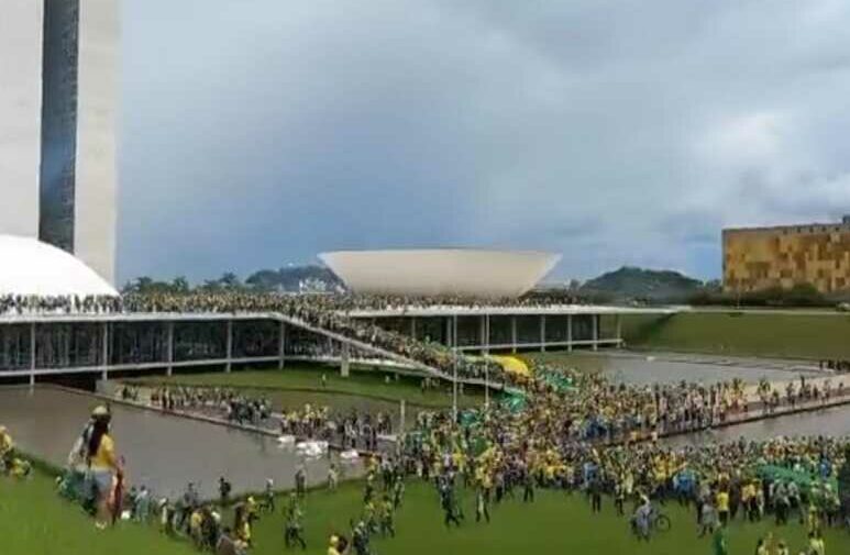 Manifestantes invadem Congresso Nacional, Palácio do Planalto e STF