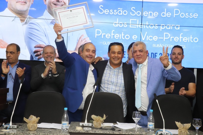 Guto Volpi e Rubão tomam posse como prefeito e vice de Ribeirão Pires  