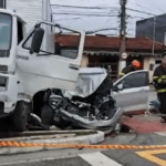 acidente entre carro e caminhão