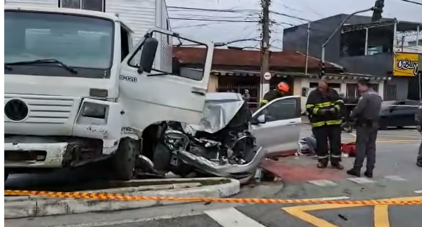 acidente entre carro e caminhão