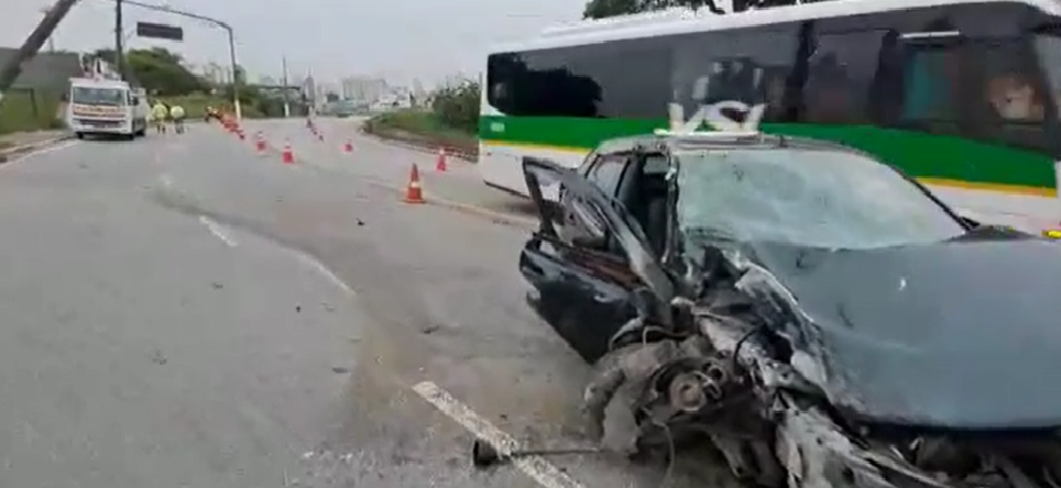 Jovem fica ferido ao colidir veículo com poste em São Bernardo
