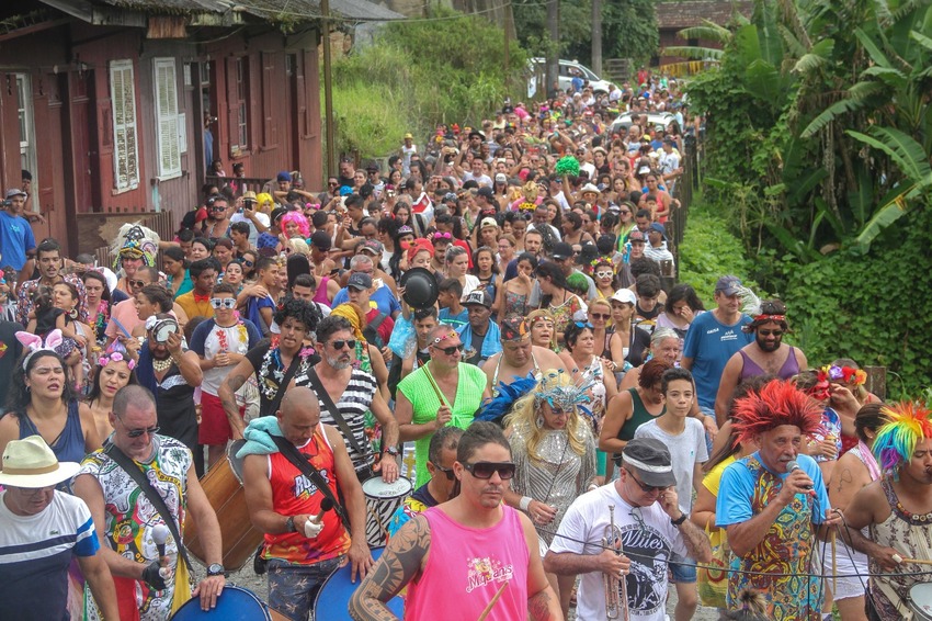 Preços mais baixos atraem turistas para o Carnaval na praia