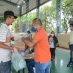 pessoa fazendo doação de alimentos em São Bernardo