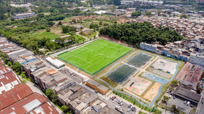 Orlando Morando entrega revitalização do campo de futebol do Batistini