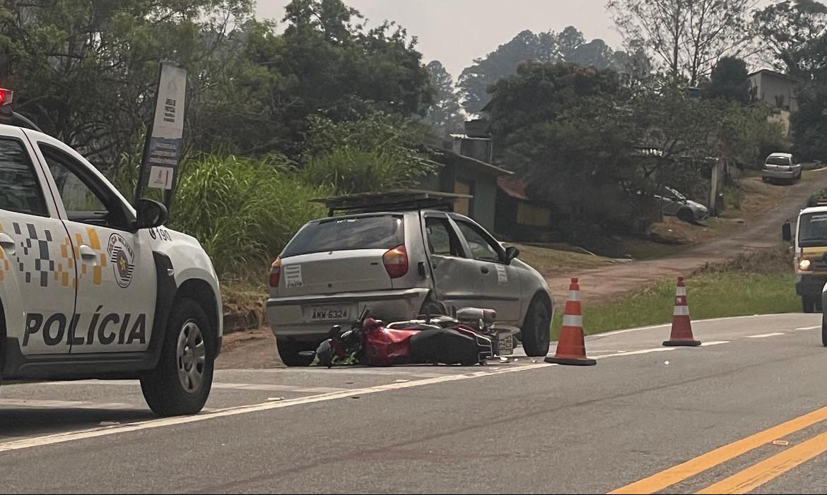 acidente entre carro e moto