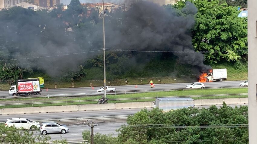 Em São Bernardo, caminhão pega fogo na Rodovia Anchieta