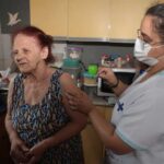 idosa sendo vacinada conta covid-19