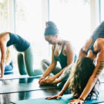 jovens praticando exercícios físicos