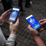 pessoas com celulares na mão