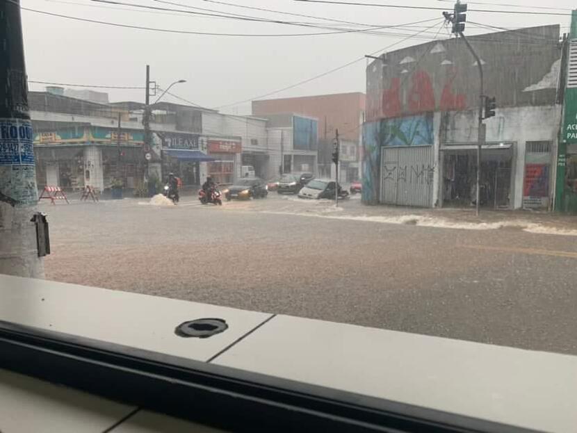 Chuvas deixam várias ruas alagadas em Diadema; Veja vídeo