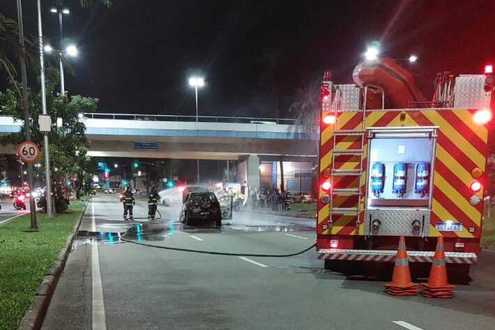 Carro pega fogo e fica totalmente destruído em Santo André; Veja vídeo
