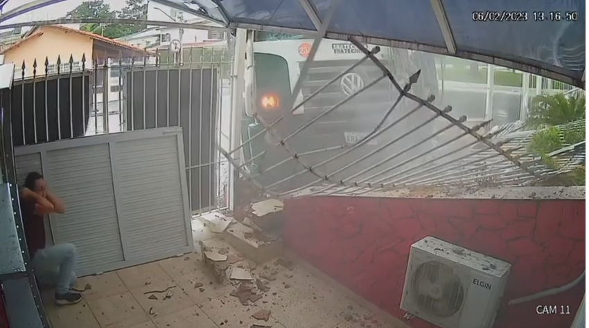 Vídeo: Caminhão derruba poste e colide em imobiliária em São Bernardo