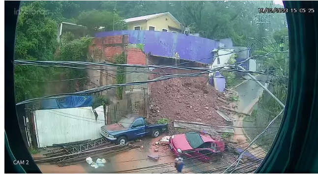 Vídeo mostra queda de muro em cima de carro na divisa de SP e Diadema