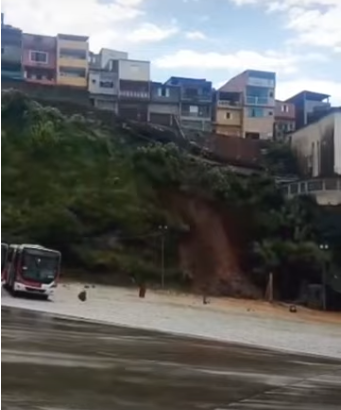 Vídeo: Após chuvas, muro de garagem de empresa de ônibus de Mauá cai