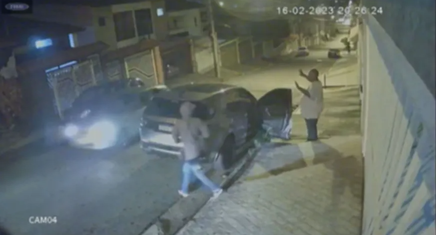 Vídeo: Cantor Péricles tem Land Rover roubada por ladrões em Sto.André