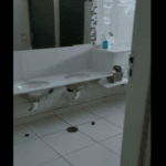 banheiro vandalizado