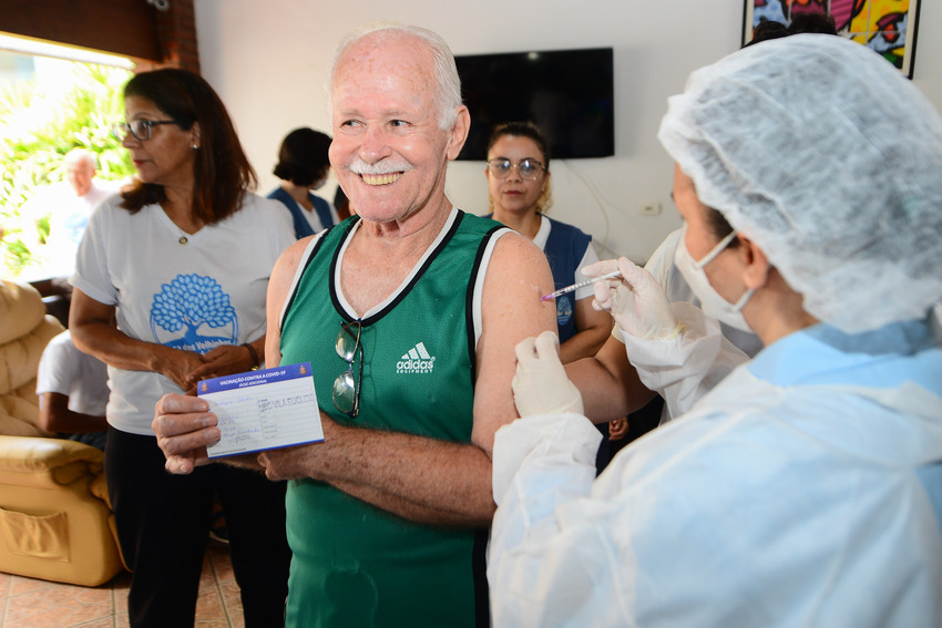 Vacinas bivalentes estão disponíveis aos moradores de S.Bernardo com 60 anos