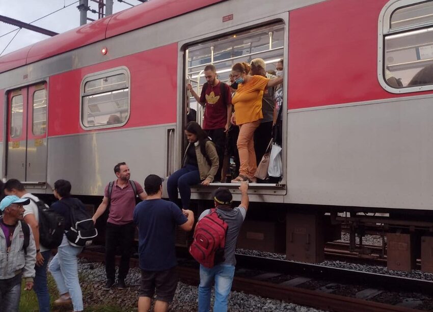 Passageiros se desesperam com trem parado e descem pelos trilhos em Mauá