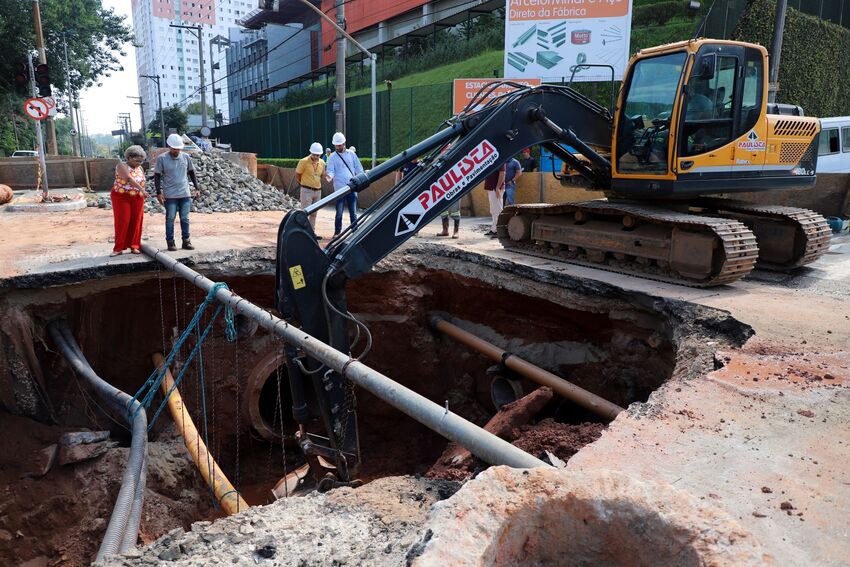 Diadema inicia obra de reparação da cratera na Avenida Antônio Piranga