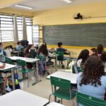 alunos e professora em sala de aula de Santo Anré