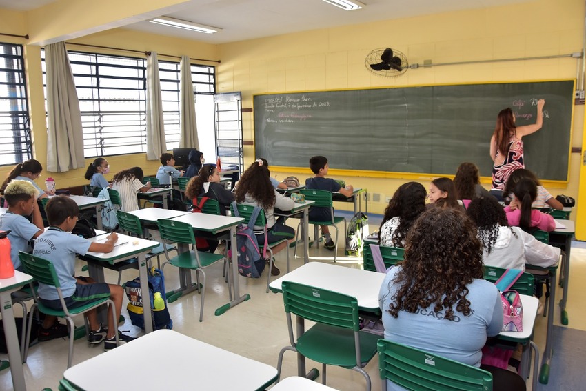 alunos e professora em sala de aula de Santo Anré