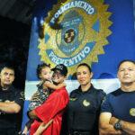 GCMs e família da criança salva por agentes
