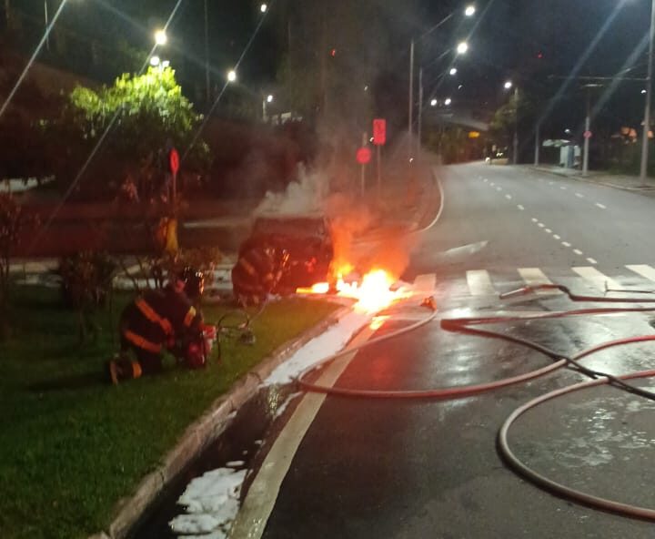 Viatura da GCM colide com poste de energia e pega fogo em São Caetano