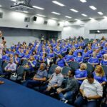 Auricchio com alunos da terceira idade