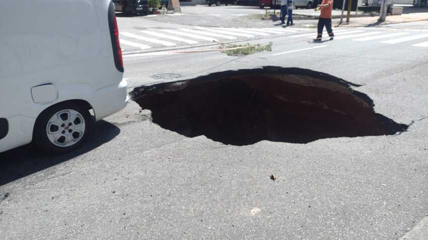 cratera na avenida Antonio Piranga