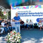 Prefeito Auricchio durante inauguração de hospital veterinário
