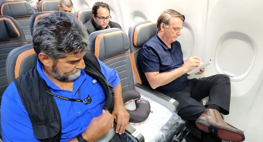 Jair Bolsonaro no avião