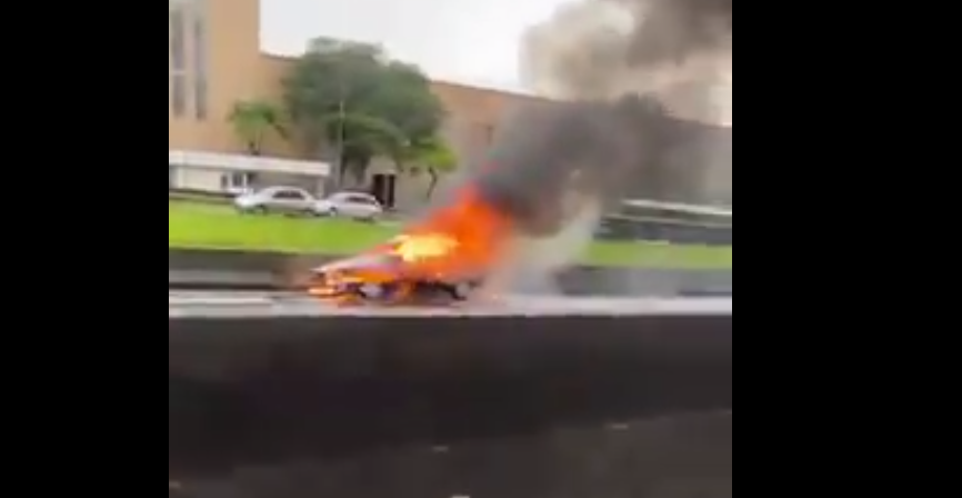 Veículo pega fogo na Anchieta, mas não houve vítimas; Veja vídeo