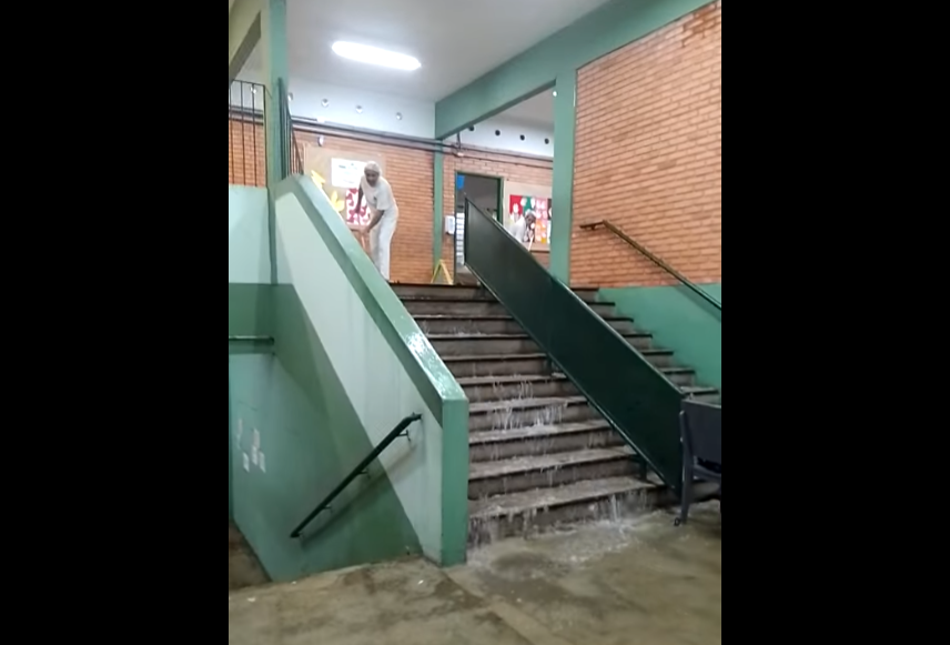 Escola Municipal inunda em Sto.André e causa revolta em pais de alunos