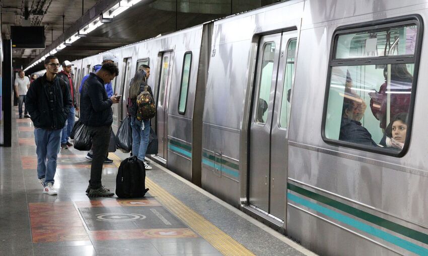 Metroviários voltam ao trabalho com catracas liberadas em São Paulo