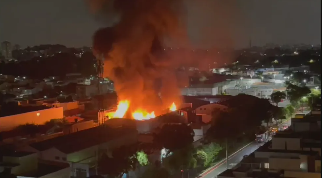 Incêndio atinge galpão de peças automotivas em S.Caetano e destrói veículos