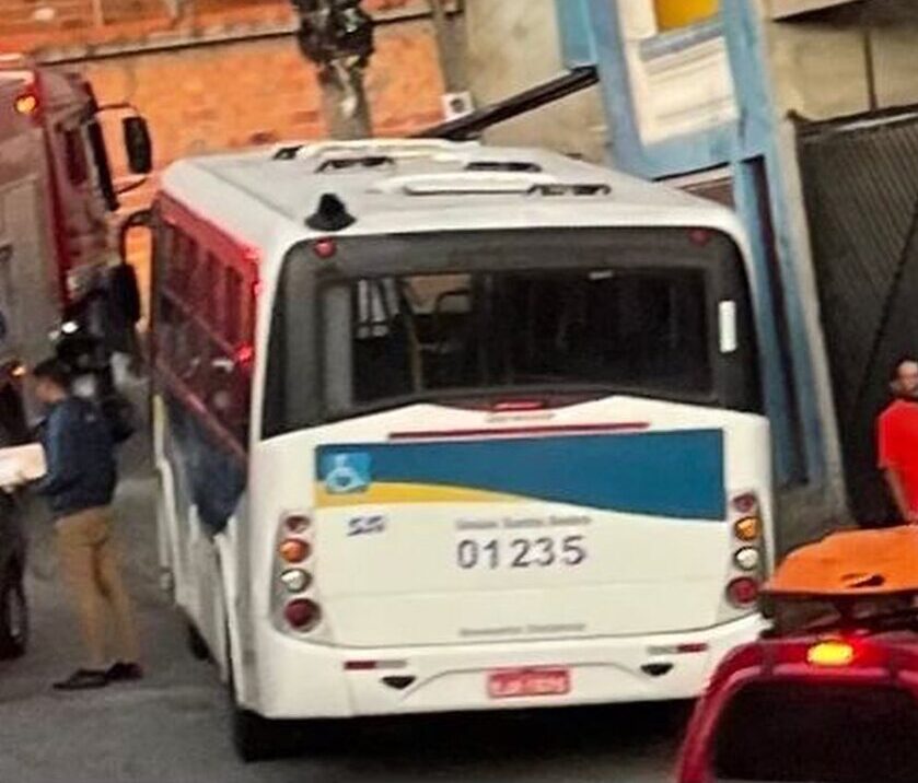 Ônibus bate em poste e deixa cinco pessoas feridas em Santo André
