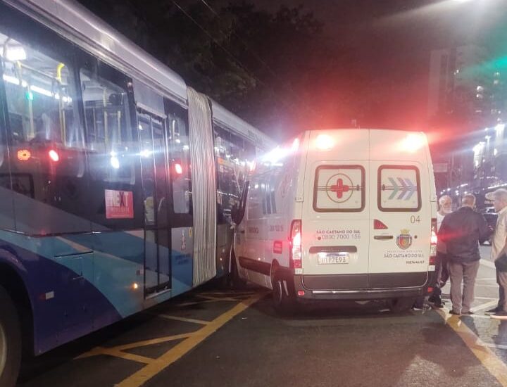 Ambulância colide com ônibus